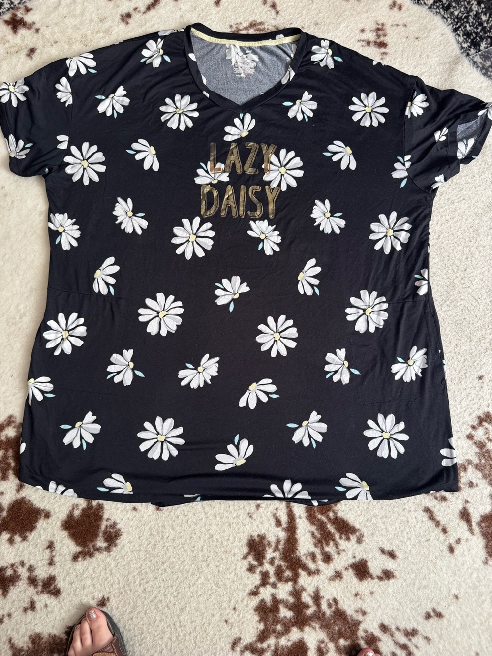 Sonoma Black V-Neck Tee with White Daisy Print and Gold Accent